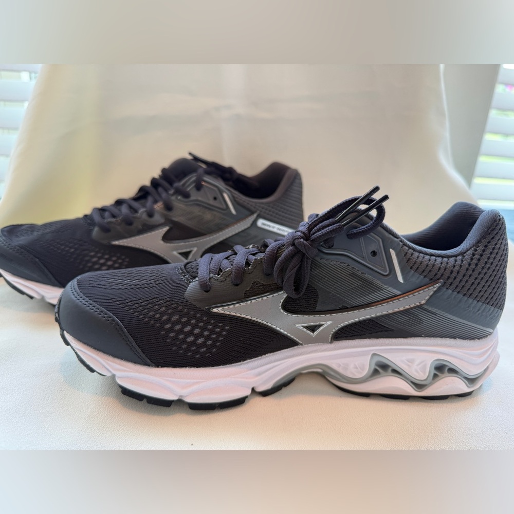 Mizuno Women's Wave Inspire 15 Running Shoe Size 9
Black